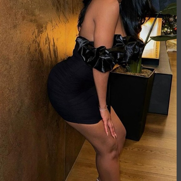 Off the shoulder black dress - Picture 2 of 3